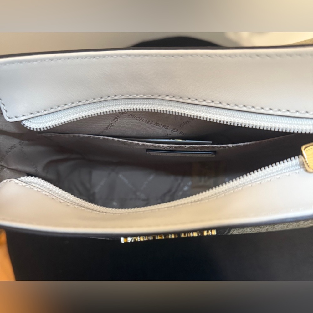 Michael Kors Jet Set Travel Small Signature Logo Messenger Bag. Color:Multi - Picture 7 of 10